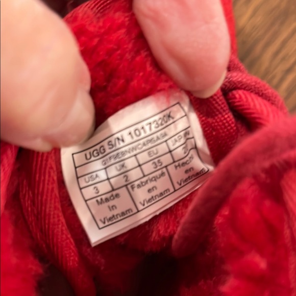 UGG Red Kids Shoes size 3 - Picture 4 of 7